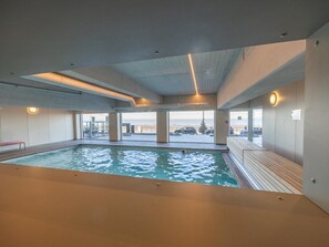 Pool - Luxurious apartment with stunning sea view (Middelkerke)