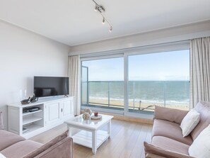 TV - Studio with terrace and sea view (Middelkerke)