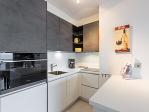 Fridge, microwave, oven, dishwasher - Apartment with sea view and sunny terrace (Middelkerke)