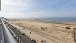 Una carretera costera con una playa y el océano al fondo.