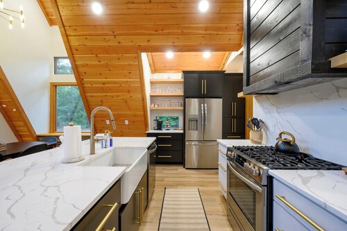 Designer Cabin | Heated Pool, Hot Tub & Firepit