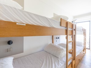 A bunk bed room with a label "EXTRA RELING IN LADE" and a small wall-mounted light. - Spacious apartment on the seafront (Middelkerke)