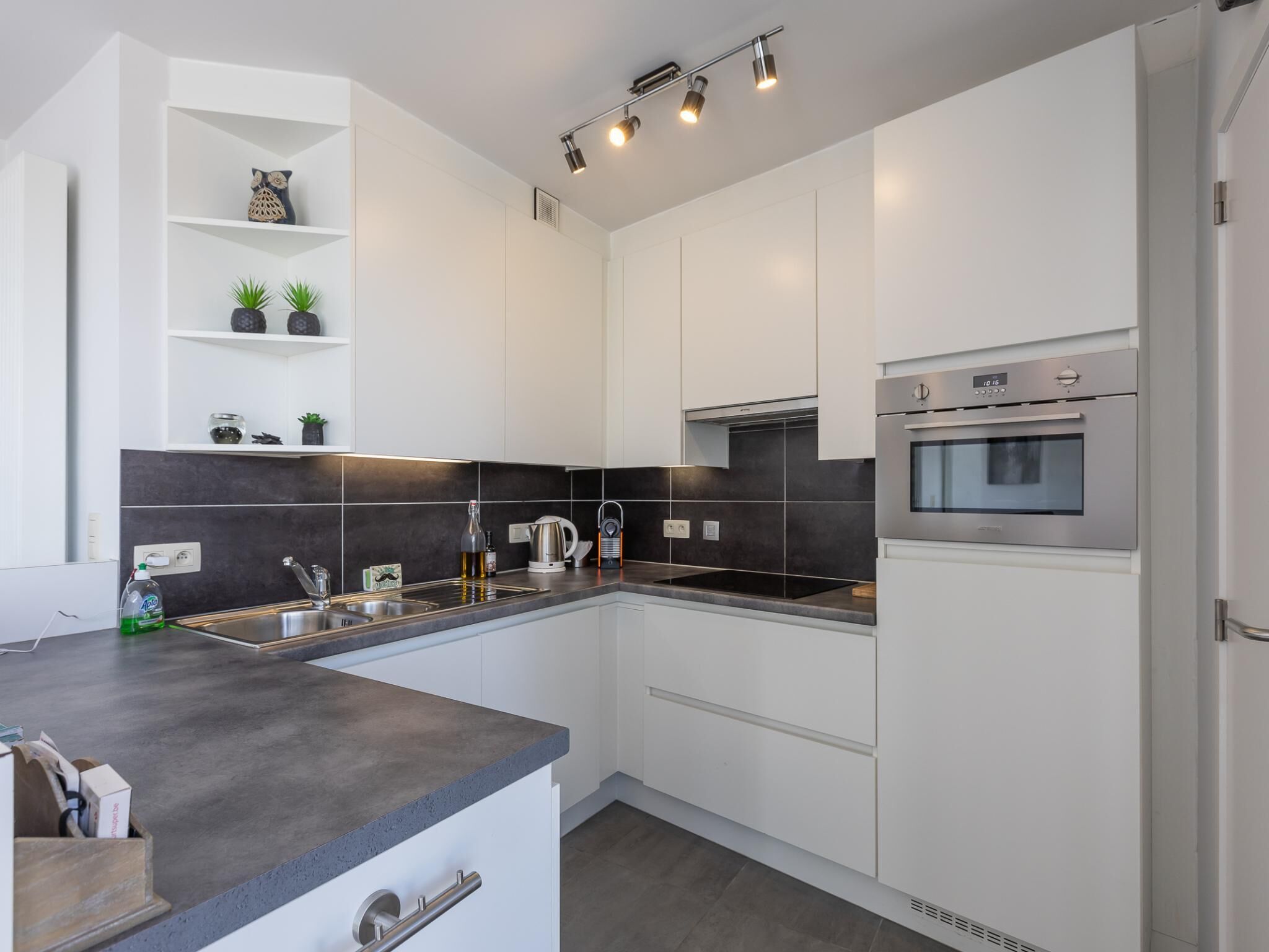 Een koelkast, een microgolfoven, een oven, een vaatwasser