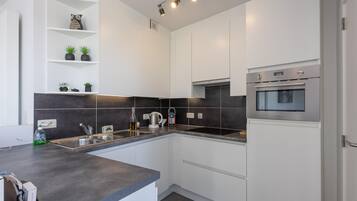 Een koelkast, een microgolfoven, een oven, een vaatwasser