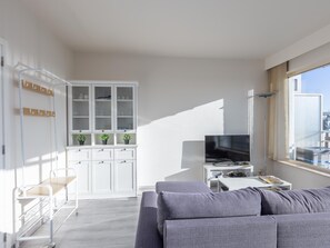TV - Modern, renovated studio with open views. (Middelkerke)
