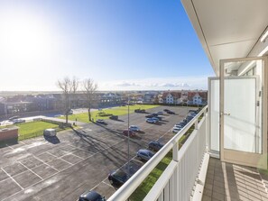Property grounds - Modern, renovated studio with open views. (Middelkerke)