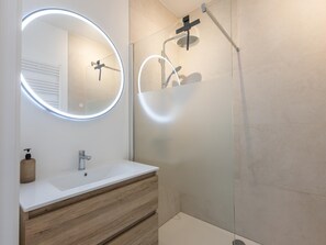 Shower, hair dryer - Newly built studio on 1st floor with terrace (Middelkerke)
