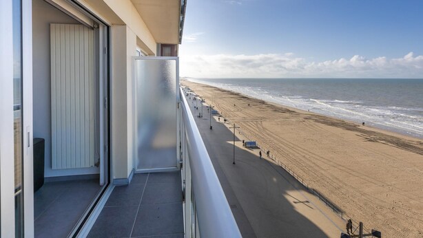 A balcony with a view of a beach and ocean. - Charming studio on the seafront with sea view (Middelkerke)