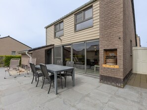 Outdoor dining - Holiday home within walking distance of the sea (Lombardsijde)