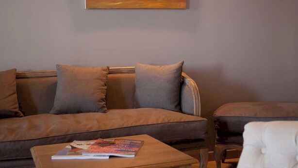 Una sala de estar con un sofá, una mesa de centro y una silla.