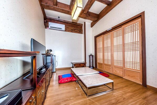 Interior - Halla Gung (Seogwipo)