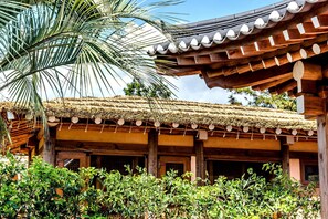 Exterior detail - Halla Gung (Seogwipo)