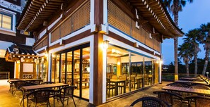 รับประทานอาหารกลางแจ้ง