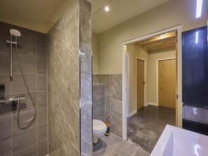 A bathroom with a shower, toilet, and bathtub. - Rural group accommodation in green surroundings (Diessen)