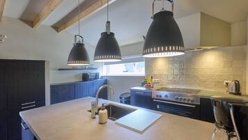 Fridge, microwave, oven, stovetop