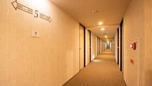 Un pasillo de hotel con señales indicando las habitaciones 501 a 505 y 507 a 524.