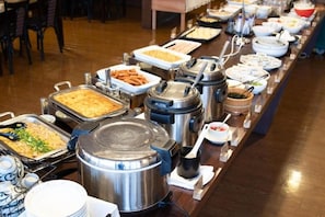 Un buffet proposant une variété de plats et d'ustensiles de cuisine.