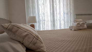 Escritorio, espacio para trabajar con laptop y cortinas blackout