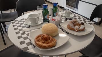 Desayuno con opciones de la cocina local incluido todos los días