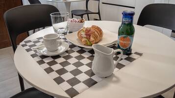Tägliches inbegriffenes einheimisches Frühstück