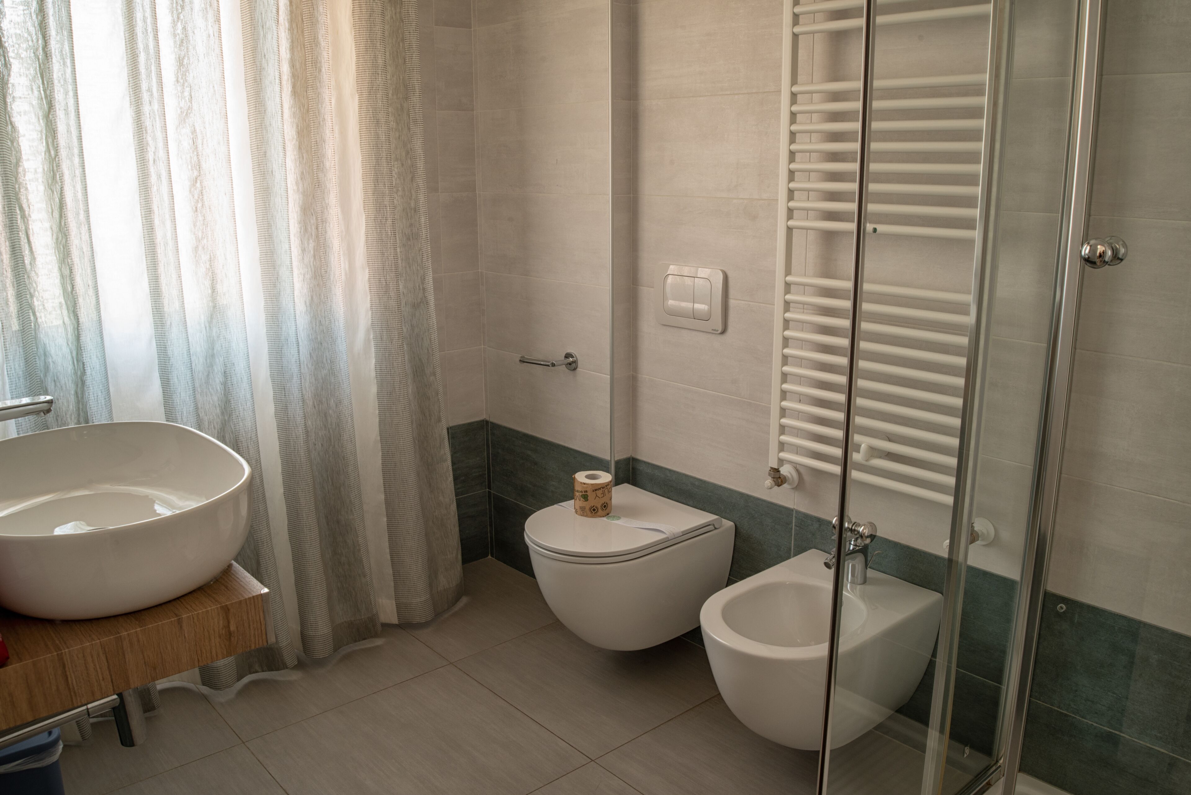 Chambre Confort | Salle de bain | Douche, sèche-cheveux, serviettes fournies, savon