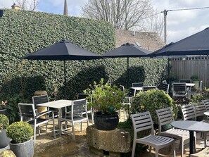 Outdoor dining - The Priory Burford Bed and Breakfast (Burford)