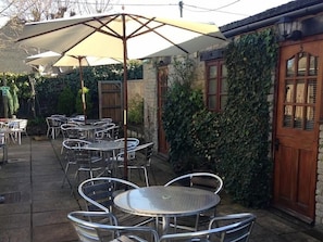 Outdoor dining - The Priory Burford Bed and Breakfast (Burford)