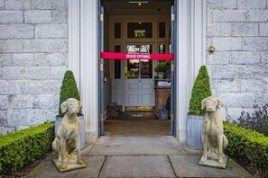 Exterior detail - The Talbot Hotel (Malton)