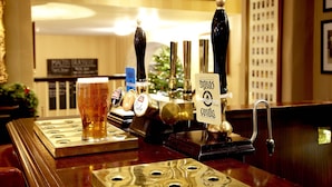 Un coin bar avec une tireuse portant l’inscription « Northern Blonde » et un verre de bière posé sur un dessous de verre.