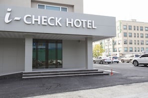 Exterior detail - I-check Hyunjin Hotel (Donghae)