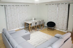 Smart TV, fireplace, printers - Spacious 4-bedroom house;  Fenced Yard;  8 mins from Atlanta Intl Airport (Atlanta)