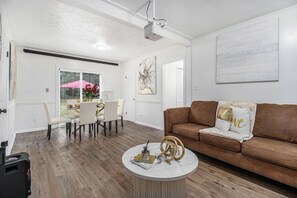 TV - Atlanta Fabulous 5 Bedroom House: 3 King Beds/5 Queen Beds /1Queen Air Bed (Atlanta)