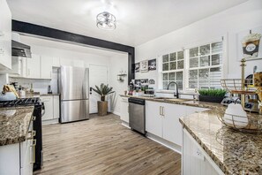 Microwave, oven, stovetop, dishwasher - Atlanta Fabulous 5 Bedroom House: 3 King Beds/5 Queen Beds /1Queen Air Bed (Atlanta)