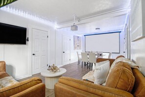 TV - Atlanta Fabulous 5 Bedroom House: 3 King Beds/5 Queen Beds /1Queen Air Bed (Atlanta)