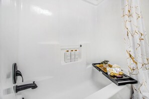 Hair dryer, towels, soap, toilet paper - Atlanta Fabulous 5 Bedroom House: 3 King Beds/5 Queen Beds /1Queen Air Bed (Atlanta)