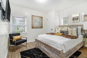 5 bedrooms, iron/ironing board, WiFi, bed sheets - Atlanta Fabulous 5 Bedroom House: 3 King Beds/5 Queen Beds /1Queen Air Bed (Atlanta)