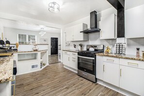 Microwave, oven, stovetop, dishwasher - Atlanta Fabulous 5 Bedroom House: 3 King Beds/5 Queen Beds /1Queen Air Bed (Atlanta)