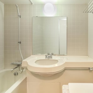Un baño con bañera, inodoro y lavamanos.