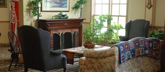 Hollow Inn and Motel