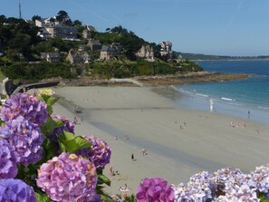 A beach with people, a clear sky, and houses in the background. - Ground Floor Holiday Home in Plestin des Greves (Plestin-les-Greves)
