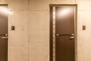 Um conjunto de portas duplas com uma placa indicando o quarto 201.