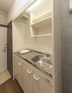 Un bany modern amb un doble lavabo, un mirall i una zona de dutxa.