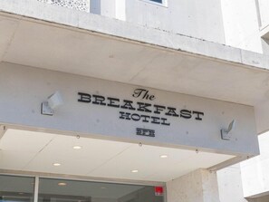 Un letrero para 'The Breakfast Hotel' con un diseño sencillo y limpio.