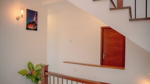 Eine Treppe mit Holzwangen und einer Holztür am Oberende.