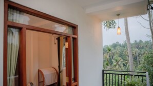 Ein Balkon mit einem Bett, einem Mülleimer und einem Blumentopf.