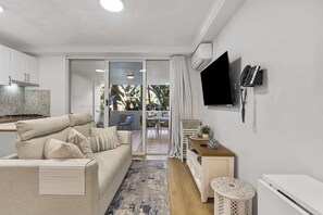 TV - Bright 1-Bed Apartment in Fortitude Valley (Fortitude Valley)