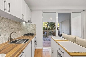 Fridge, microwave, oven, stovetop - Bright 1-Bed Apartment in Fortitude Valley (Fortitude Valley)
