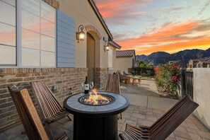 Outdoor dining - PGA West / Pool, Spa, Golf, Desert Views / 3bd+Loft / Fitness Center (La Quinta)