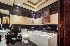 Bathroom - Almuhaidb Altakhassusi Altahliya (Riyadh)