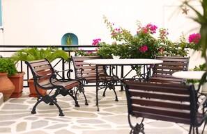 Outdoor dining - Studios Taki's Place (Naxos)